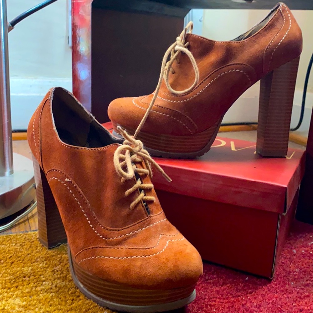 Platform lace up Fall Shoe